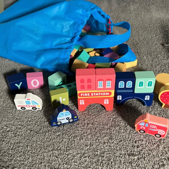 City Builder Wooden Block Set - 100 Pieces - Picture 4 of 7